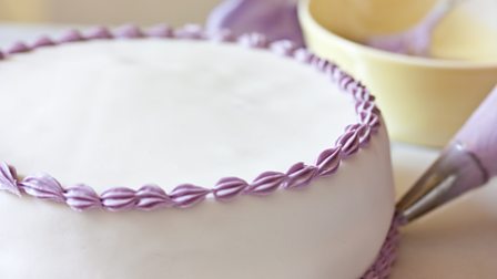 How to decorate a cake