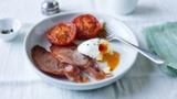 Poached eggs with bacon and tomatoes 