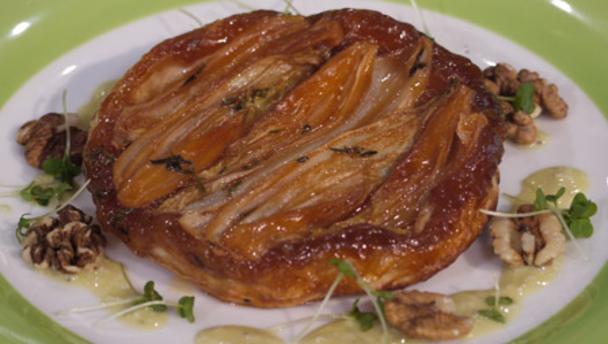 Caramelised chicory tart with Stilton vinaigrette