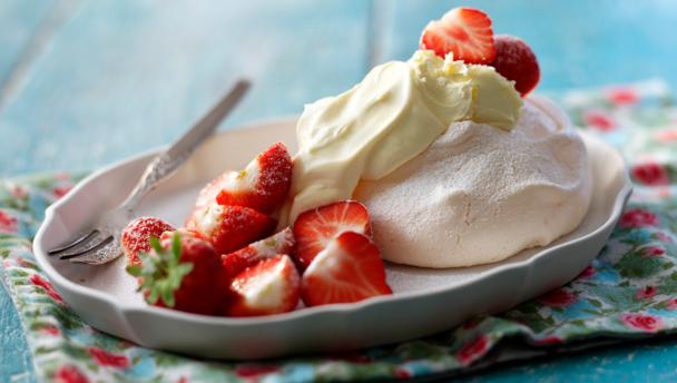 Meringues with clotted cream and strawberries