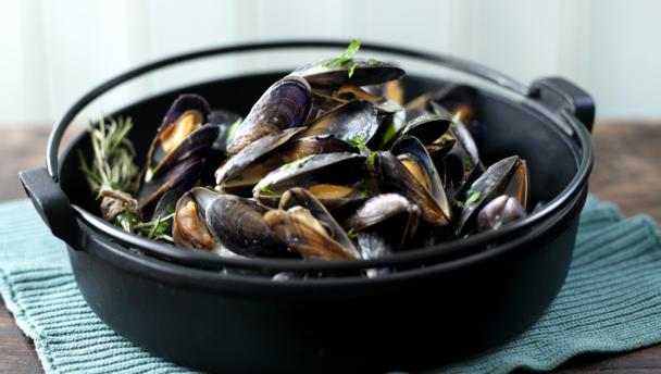 Moules marinière with cream, garlic and parsley