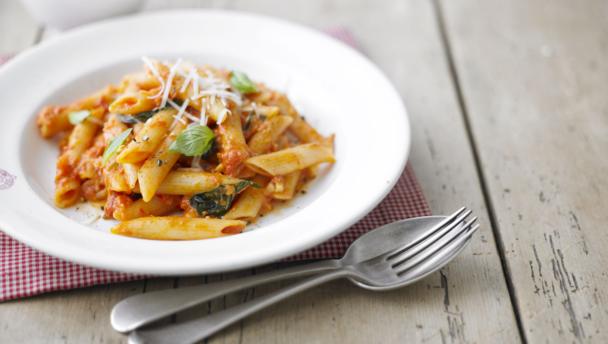 Penne with spicy tomato and mozzarella sauce