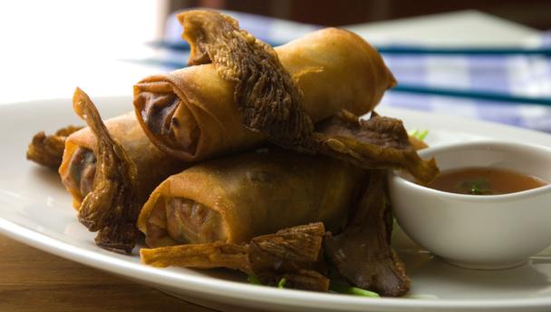 Spring rolls with crisp oyster mushrooms and dipping sauce