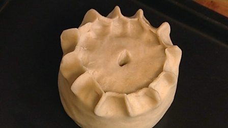 How to shape hot water pastry for a raised pie