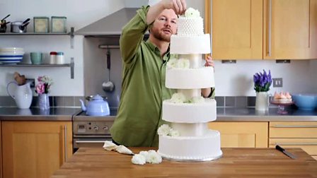 How to ice a cake with royal icing
