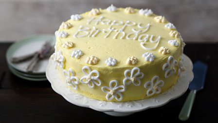 How to ice a cake with buttercream